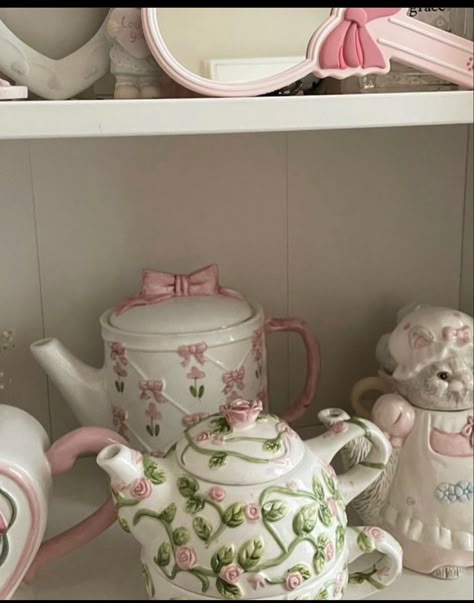 Diner Dash, Coquette Decor, Cute Teapot, Cute Furniture, Pretty Mugs, Pretty Cups, Clay Teapots, Dior Vintage, Teapots And Cups