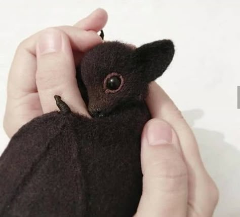 Needle Felted Bat Tutorial, Bats Diy Halloween, Felt Bats, Making Toys, Snowman Family, Felt Fox, Wool Animals, Needle Felting Tutorials, Felt Bunny