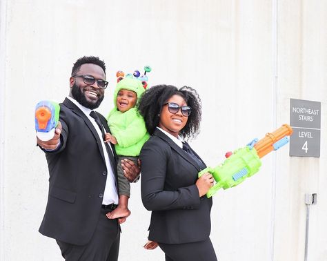 Men in black family Halloween costumes with baby alien. Family of three. #meninblack #familycostumes #babyhalloweencostume #diycostume Black Family Halloween Costumes For 4, Family Halloween Costumes Black Family, Family Costume With Newborn, Black Family Costumes, Men In Black Family Costume, Family With Baby Halloween Costumes, Alien Family Halloween Costume, Wakanda Family Costumes, Family Wrestler Costumes