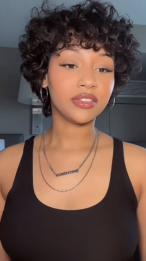 Round Face Curly Pixie Haircut, Short Short Curly Haircuts, Curly Hair Short Black Women, Short Curly Feminine Haircut, Short Curly Hair On Round Faces, Short Rezo Cut, Hairstyles To Do With Short Curly Hair, Latina Pixie Cut, Pixie Haircut Square Face