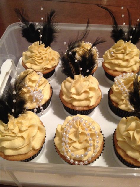 Great Gatsby themed cupcakes 1940s Party Theme Decor, Great Gatsby Dresses Party, The Great Gatsby Party Theme Sweet 16, Great Gatsby Bday Party, 1920 Theme Party Food, Great Gatsby Party Decorations Birthdays, Great Gatsby Birthday Party Ideas, Gatsby Themed Party Food, Great Gatsby 40th Birthday Party