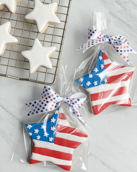 American Flag Sugar Cookies, Flag Cookies Decorated, Flag Sugar Cookies, Usa Cookies, American Flag Cookies, Patriotic Sugar Cookies, Flag Cookies, Star Sugar Cookies, Royal Icing Cookies Recipe