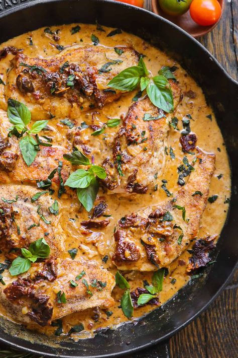 Marry Me Chicken (chicken breasts with sun-dried tomato cream sauce) in a cast iron skillet. Marry Me Chicken Cast Iron, Marry Me Chicken Sauce, Marry Me Sauce, Marry Me Chicken Recipe Easy, Marry Me Steak, Marry Me Chicken Oven, Mary Me Chicken Recipe Oven, Marry Me Chicken Thighs, Instant Pot Marry Me Chicken