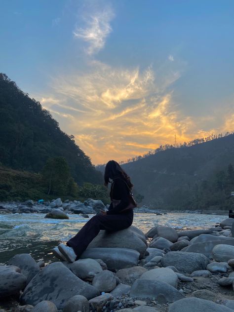 Travel Pic Poses, Rishikesh Asthetic Photos, River Photography Ideas, Manali Asthetic Picture, Trip Asthetic Picture, Mountains Pose Ideas, Back Asthetic Picture, Poses For Trip, Poses Near River