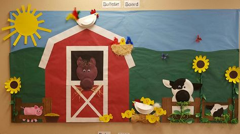 Barnyard Bulletin Board**Most of the animals and flowers are made from paper plates. Farm Classroom Decorations, Barnyard Crafts, Barnyard Classroom, Farm Classroom Theme Decor, Farm Bulletin Board, Farm Vbs, Farm Sensory, Farm Classroom, Farm Classroom Theme