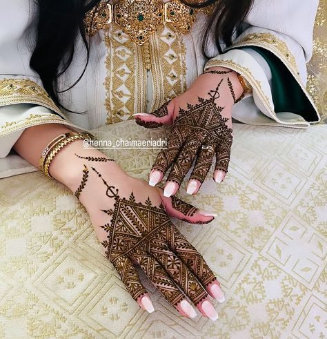 Morocco Henna, Fessi Henna, Tangier Aesthetic, Henna Nail Art, Marriage Preparation, Aesthetic Culture, Moroccan Henna, Short Mehndi Design, Henna Style Tattoos