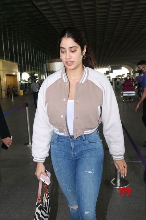 Airport Outfit Winter, Jahnvi Kapoor, Jhanvi Kapoor, Function Dresses, Ripped Denim Pants, Twitter Pics, Mumbai Airport, Airport Fits, Lehenga Red