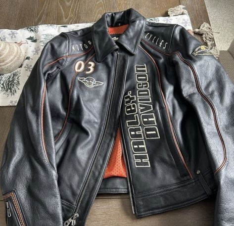 Motorcycle Jacket For Women, Motorcycle Jackets Women, Harley Davidson Leather Jackets Women, Vintage Harley Davidson Jacket, Cool Jackets Women, Harley Davidson Outfits Woman, Big Jacket Outfits, Racer Jacket Outfit Women, Harley Davidson Outfits