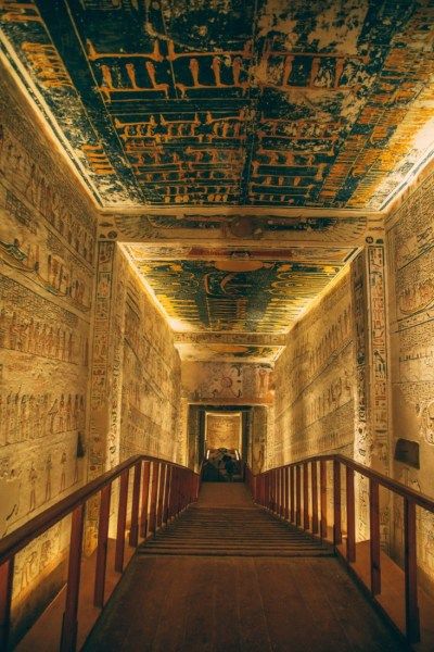 11 Things to Know Before Going to the Valley of the Kings in Egypt // Everything you need to know to plan your trip to the Valley of the Kings! #egypt #luxor #valleyofthekings #travel #adventure #history Travel To Egypt, Egyptian Magic, Trip To Egypt, Healthy Vision, Starověký Egypt, Tomb Kings, Luxor Temple, Karnak Temple, Valley Of The Kings