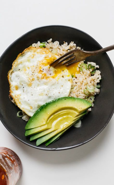 Brown rice—higher in fiber and other nutrients than its white counterpart—is the perfect vehicle for this quick, protein-heavy lunch. Menu Sarapan Sehat, Makanan Diet, Bowl Recipe, Jambalaya, Food Blogs, Avocado Recipes, Rice Bowl, An Egg, Fried Egg