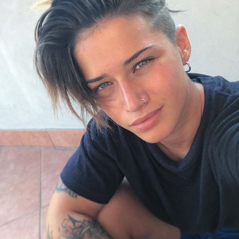 blablabla #hotday #hairstyle #tattoo #instagood #instalikes #finally #relax #for #3days #italian #girl 🌊🇮🇹🌴🌹 Ylenia Riniti, Dyke Hair, Lesbian Hair, Lesbian Haircut, Short Hairstyle Women, Undercut Long Hair, Androgynous Hair, Tomboy Hairstyles, New Hair Trends