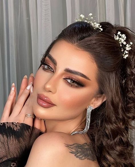 Glam Bride Makeup, Long Beautiful Hair, Bride Looks, Tiny Paintings, Special Occasion Makeup, Good Makeup, Long Hair Hairstyles, Arabic Makeup, Engagement Makeup