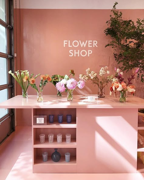 Flower Shop Interiors, Florist Studio, Flower Shop Decor, Flower Cafe, Window Display Retail, Flower Shop Design, Flower Business, Flower Boutique, Flower Store