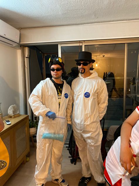 Mens Duo Halloween Costumes, 2 Guys Halloween Costume, Jesse And Walter White Costume, Fantasia Breaking Bad, Walter White And Jesse Pinkman Costume, Simple Costume Ideas Men, Jesse Pinkman Halloween Costume, Halloween Costumes Men Funny, Halloween Outfit Ideas Men