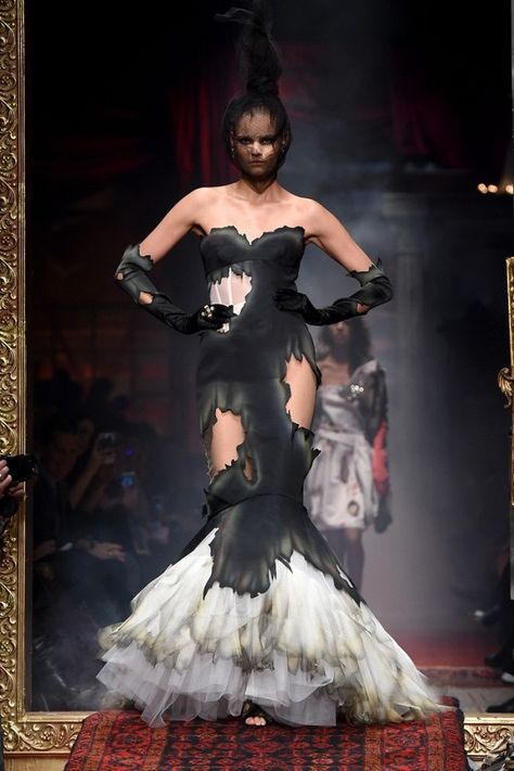 Moschino F/W '16 Drag Aesthetic, Reawakening Fashion, Dark Siren, Zombie Boy, Milan Fashion Week Runway, Runway Fashion Couture, Fall Winter 2016, Textiles Fashion, Fashion Sketches