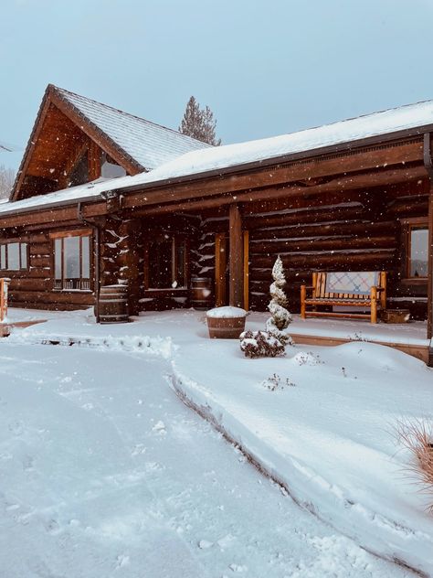 Luxury Winter Cabin, Ski Lodge Aesthetic, Cabin Snow, Big Cabin, Snow Lodge, Lodge Aesthetic, Big Bear Cabin, Snow Cabin, Alpine Lodge