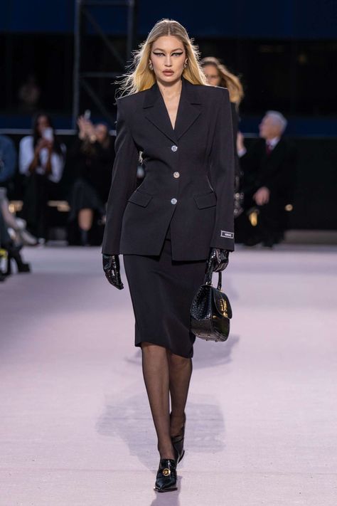 Versace RTW Fall 2023 [PHOTOS] – WWD 90s Chola Fashion, Western Winter Fashion, New York Winter Fashion, Gigi Hadid Outfits, New York Winter, Gloves Fashion, Versace Fashion, 2023 Ss, Sophisticated Outfits