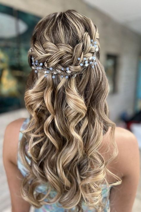 Su versatilidad y comodidad han hecho de los peinados para matrimonio con trenzas uno de los peinados favoritos de las novias durante las últimas décadas.Natalia Campos Estudio #matrimonioscl #matrimoniochile #peinadoscontrenzas #peinadosparanovias #tendencias #peinados #peinadosmatrimonio #tendenciasmatrimonio #trenzas Peinados Elegantes Sueltos, Long Bridal Hair, Rambut Brunette, Pink Blonde Hair, Beautiful Bridal Hair, Workout Hairstyles, Dark Hair With Highlights, Long Hair Wedding Styles, Wedding Hairstyles For Long Hair