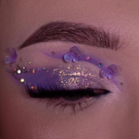 Rapunzel Theme Makeup, Sweet 16 Makeup Lavender, Purple Makeup Eyeshadow, Purple Butterfly Eyeshadow, Purple Quince Makeup Ideas, Tangled Quince Makeup, Rapunzel Quince Makeup, Purple Iridescent Makeup, Enchanted Garden Makeup Looks