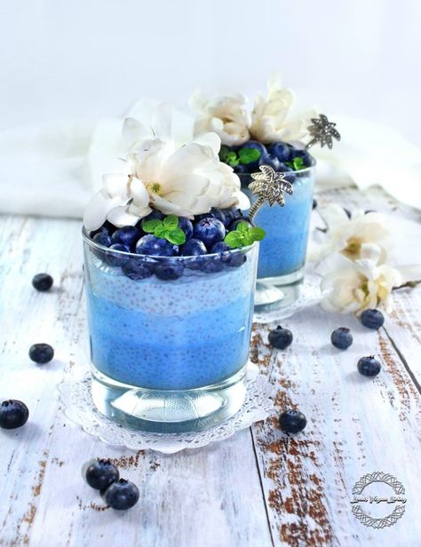 Blue Food Photography, Pretty Pudding, Light Blue Food, Blue Pudding, Blue Parfait, Fine Dining Desserts, Desserts In A Glass, Yogurt Bar, Blue Desserts