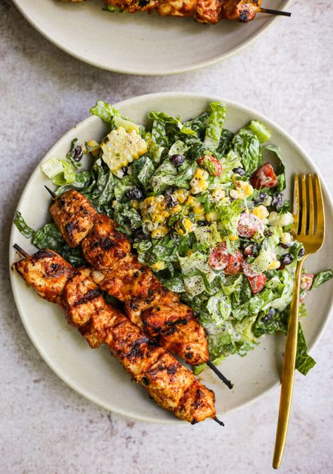 Chicken Skewers Dinner Ideas, Italian Chicken Sides Dishes, Chicken Kabob Salad, Women’s Event Outfit, Bbq Chicken Screwers, High Class Dinner Recipes, Air Fryer Salad Recipes, Bbq Chicken Squers, Chicken Salad Dinner Ideas