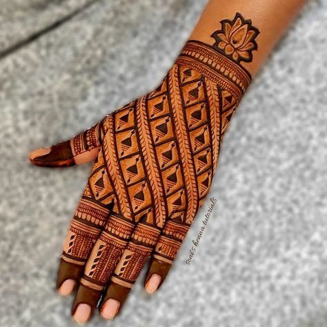 Back Hand Chex Mehndi Designs, Cheks Design Mehndi, Cheks Design Mahendi, Ghevar Mehndi Designs, Traditional Mehndi, Mehndi Designs Bridal Hands, Mehndi Designs For Kids, Modern Mehndi Designs, Engagement Mehndi Designs