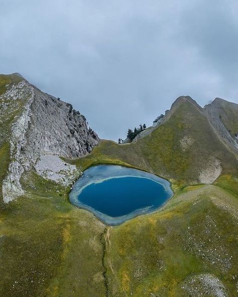 Trekking Photos, Greece Mountains, Greek Mountains, Dnd Campaign, Mountain Lake, Greece Travel, Greek Islands, Beautiful Landscapes, The Dragon