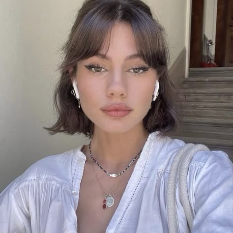 Short Brown Hair, Chin Length Hair, Hair Inspiration Short, Haircut Inspiration, Short Straight Hair, Haircuts Straight Hair, Penteado Cabelo Curto, Short Hair Haircuts, Short Hair With Bangs