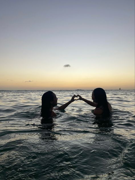 Bff Beach Aesthetic, Bff Summer Aesthetic, Sunset Swim Aesthetic, Besties Beach Aesthetic, Swimming With Bestie, Cute Spring Break Picture Ideas, Besties Vacation Pictures, Sunrise Ocean Pics, Bestie Beach Photos Aesthetic