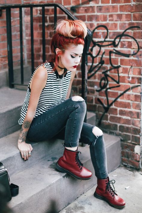 Red Combat Boots, Moda Pin Up, Red Doc Martens, Martens Outfit, Dr Martens Outfit, Doc Martens Style, Martens Style, Doc Martens Outfit, Look Grunge