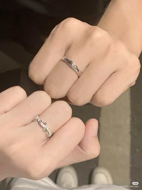 Couple Hands, Aesthetic Japan, Ulzzang Couple, Korean Couple, Cute Couple Selfies, Jairzinho, Couple Aesthetic, Cute Couple Pictures, Couples Photoshoot