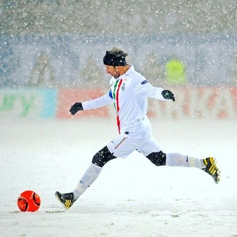 Hat, gloves and long johns. ❄️ #delpiero #alessandrodelpiero #juve #juventus #seriea #italy #italia #winter #winterfootball #football #footballitalia #footballplayer #retro #retrofootball #vintage #vintagefootball #soccer #soccerplayer Best Nba Players, Alessandro Del Piero, Football Icon, Juventus Fc, Soccer World, Adidas Football, Football Lovers, Retro Football, Anime Shadow