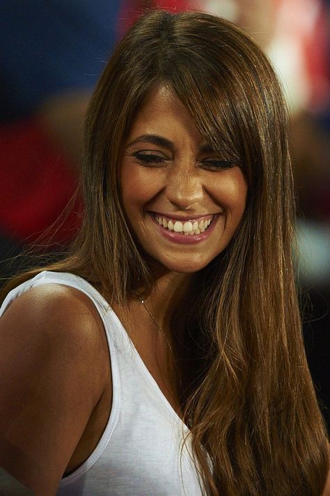 Antonella Roccuzzo Hair, Messi Wife, Messi And Wife, Antonella Messi, Antonella Roccuzzo, Brunette Aesthetic, Beautiful Teeth, Womens Outfit, Truck Yeah