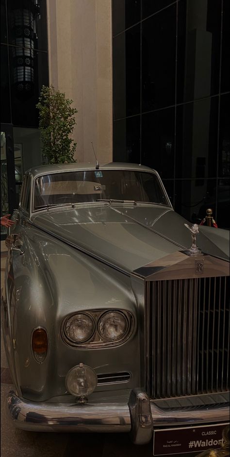 Old Money Cars, Old Rolls Royce, Modern Luxury Lifestyle, Money Vintage, Holmes Movie, Vintage Rolls Royce, Old Shanghai, Luxury Cars Rolls Royce, Old Vintage Cars