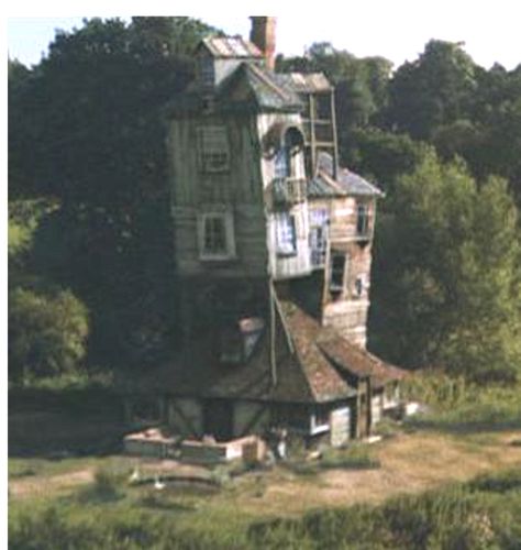 The Weasleys House The Burrow Harry Potter, Arthur Weasley, Weasley Family, The Burrow, Theme Harry Potter, Hogwarts Aesthetic, Harry Potter Aesthetic, Harry Potter Obsession, Wizarding World Of Harry Potter