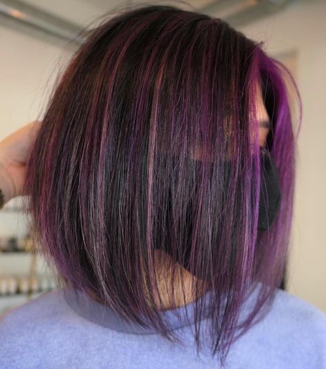 Blonde Hairlights Short Hair, Purple Hairlights, Highlights Brown Hair Men, Hairstyles With Purple Highlights, Hairstyles With Purple, Burgundy Hair Colour, Plum Highlights, Purple Highlights Brown Hair, Purple Brown Hair