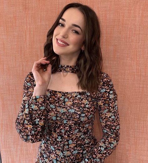 Elizabeth Henstridge, Marvel Agents Of Shield, Christopher Evans, Chloe Bennet, Uptown Girl, Smart Outfit, Vans Style, Girl Superhero, Agents Of Shield