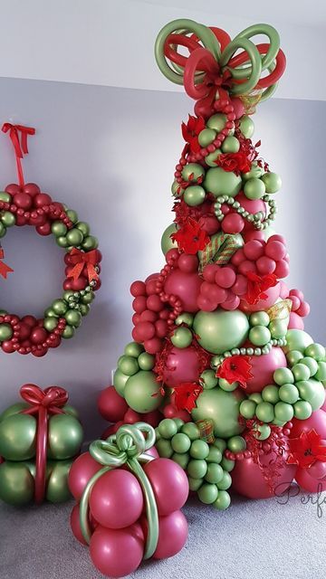 Christmas Balloon Arrangement, Balloon Christmas Trees, Balloon Xmas Tree, Balloon Tree Christmas, Holiday Balloon Decorations, Christmas Decoration 2024 Trends, Christmas Party Balloons, Balloon Christmas Tree Ornaments, Christmas Balloon Columns