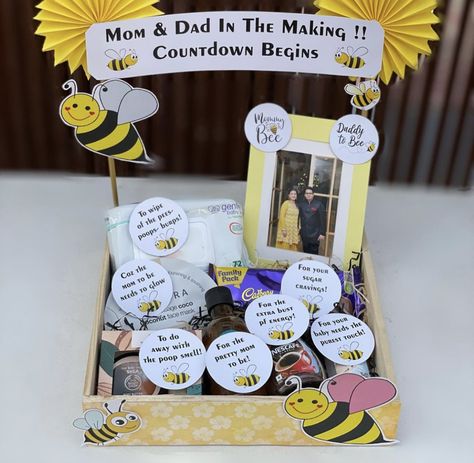 Baby Shower Rukhwat Ideas, Mom To Be Hamper Gift Ideas, Baby Shower Hamper Ideas, Hamper Packing, Decorate A Bathroom, Handmade Hamper, Fancy Baby Shower, Baby Shower Hamper, Babby Shower