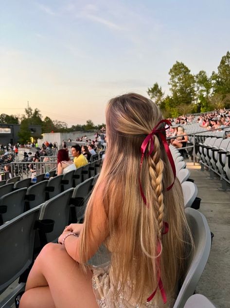 Preppy Hairstyles, Concert Hairstyles, Cheer Hair, Bow Hairstyle, Ribbon Hairstyle, Peinados Fáciles Para Cabello Corto, Hair Stylies, Hairstyles Curly, Hair Stylist Life