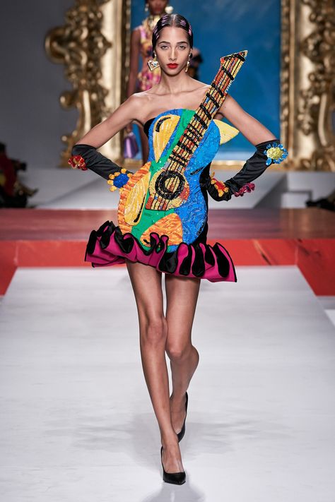 A look from Moschino’s collection, which was inspired by Pablo Picasso. Check out the Vincent van Goyard article about it! #Moschino #jeremyscott #pablopicasso #picasso #cubism #fashion #art Moschino Spring 2020, Cubism Fashion, Moschino 2020, Pop Art Fashion, Catty Noir, Quirky Fashion, Couture Mode, Miuccia Prada, Jeremy Scott