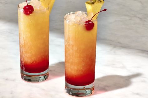 Looks just like a beach sunset. Kids Cocktails, Photographic Collage, Malibu Sunrise, Pina Colada Rum, Citrus Shrimp, Juice Coconut, Layered Drinks, Malibu Sunset, Pineapple Cocktail