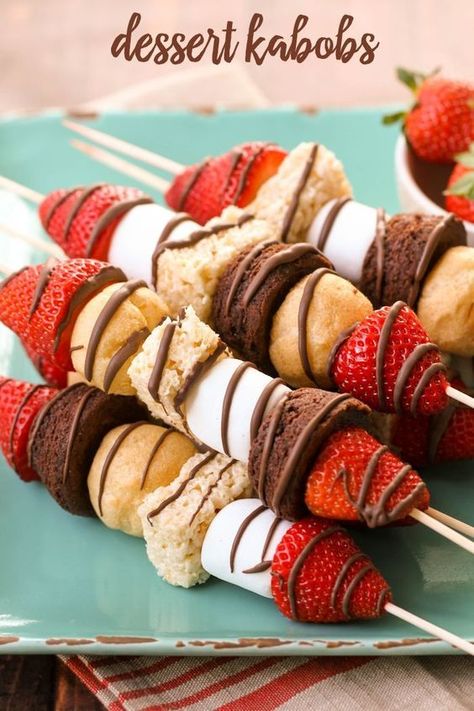 Dessert Kabobs - a simple and delicious way to serve several "mini" treats. Perfect for parties, barbecues and holidays! { lilluna.com } Dessert Kabobs, Decorações Com Comidas, Chips Ahoy, Fruit Kabobs, Kabob Recipes, Mini Treats, Snacks Für Party, Covered Strawberries, Chocolate Covered Strawberries