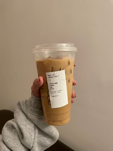 Caramel Macchiato Starbucks, Iced Vanilla Latte, Latte Starbucks, Starbucks Latte, Starbucks Order, Best Iced Coffee, Coffee Starbucks, How To Order Starbucks, Coffee Obsession