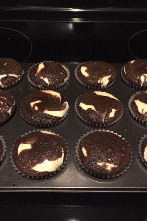 Fun Cheesecake Recipes, Cheesecake Cups Recipe, Chocolate Cheesecake Brownies, Strawberry Crunch Cake, Muffin Cup, Brownie Cheesecake, Brownie Cups, Brownie Cupcakes, Chocolate Crunch