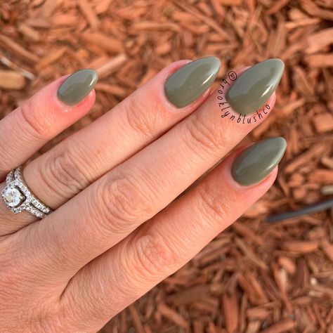 Solid Color Round Nails, Fall Round Acrylic Nails, Army Green Almond Nails, Round Dark Nails, Fall Color Almond Nails, Fall Almond Nails Ideas Green, Almond Dip Powder Nails Fall, Round Nails Fall Colors, Fall Nail Colors Almond Shape