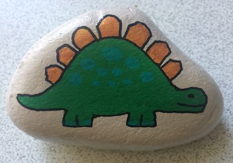 Dinosaur Rocks Painting, Rock Painting Ideas Dinosaur, Painted Rocks Dinosaur, Dinosaur Rock Painting Ideas, Dinosaur Painted Rocks Ideas, Dinosaur Rock Painting, Dinosaur Rock, Rocks For Kids, Happy Rock