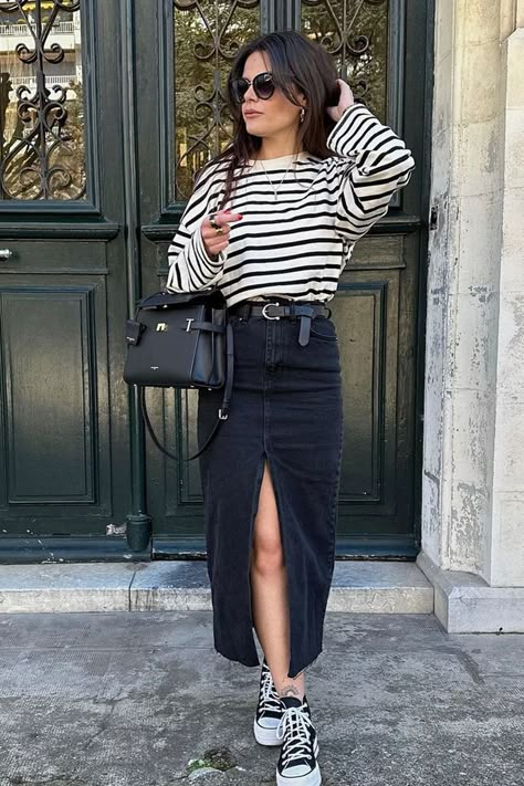 denim maxi skirt outfit Pin Striped Skirt Outfit, Denim Skirt Outfits, Maxi Skirt Outfits, Feminine Fashion, Looks Street Style, Mode Inspo, Autumn Outfit, Mode Inspiration, Winter Fashion Outfits