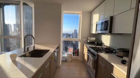 New York Apartment Decor, Kitchen Fridge Cabinet, Wall Microwave, New York Apartment Aesthetic, New York Apartment Interior, Luxury Nyc Apartment, Apartments New York, Apartamento New York, New York Kitchen