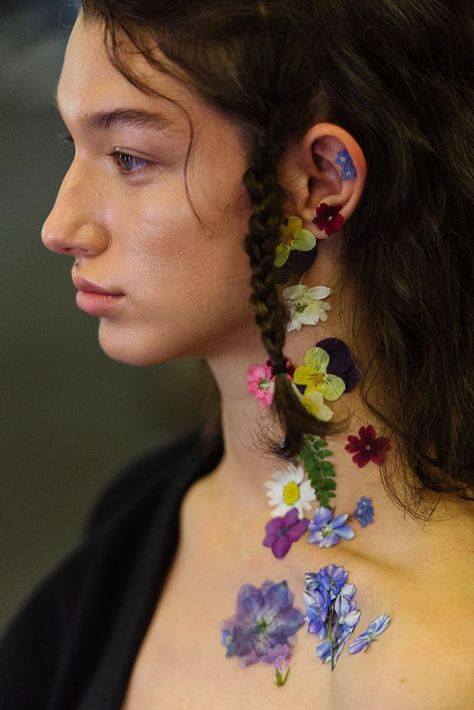 At the Preen by Thornton Bregazzi show at London Fashion Week, models walked the runway covered in delicate pressed petals. The makeup artists behind the look haven’t publicly revealed their secrets yet, but we reckon they created the look by pressing the flowers – you know, by putting them between the pages of a heavy book – then lightly sticking them on to the skin with a dab of eyelash glue. Sapphic Violets, Nose Bump Aesthetic, Nose Bump, Face With Flowers, Big Nose Beauty, Floral Makeup, Flower Makeup, Thornton Bregazzi, Preen By Thornton Bregazzi